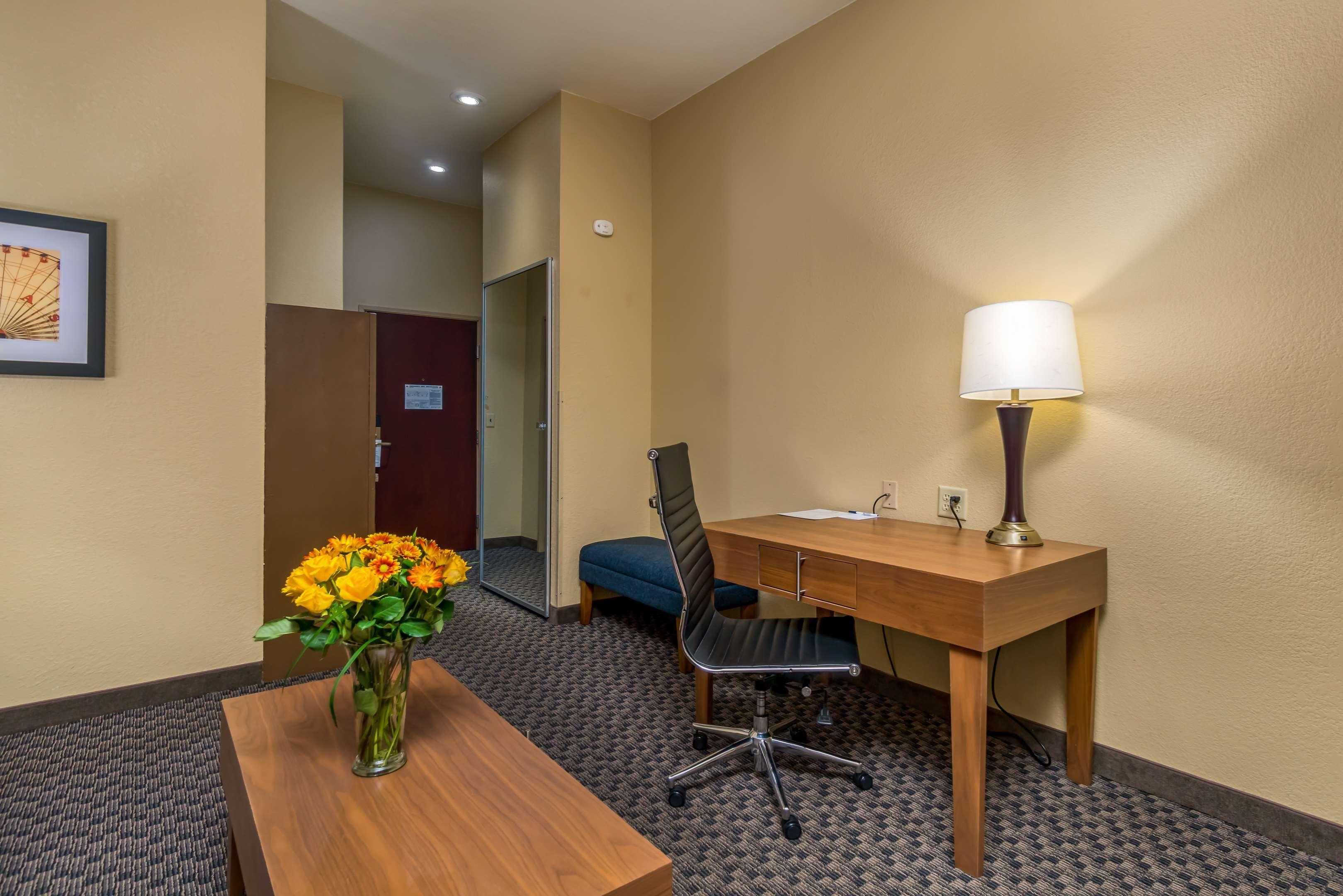 Best Western Plus Shamrock Inn & Suites Exterior photo
