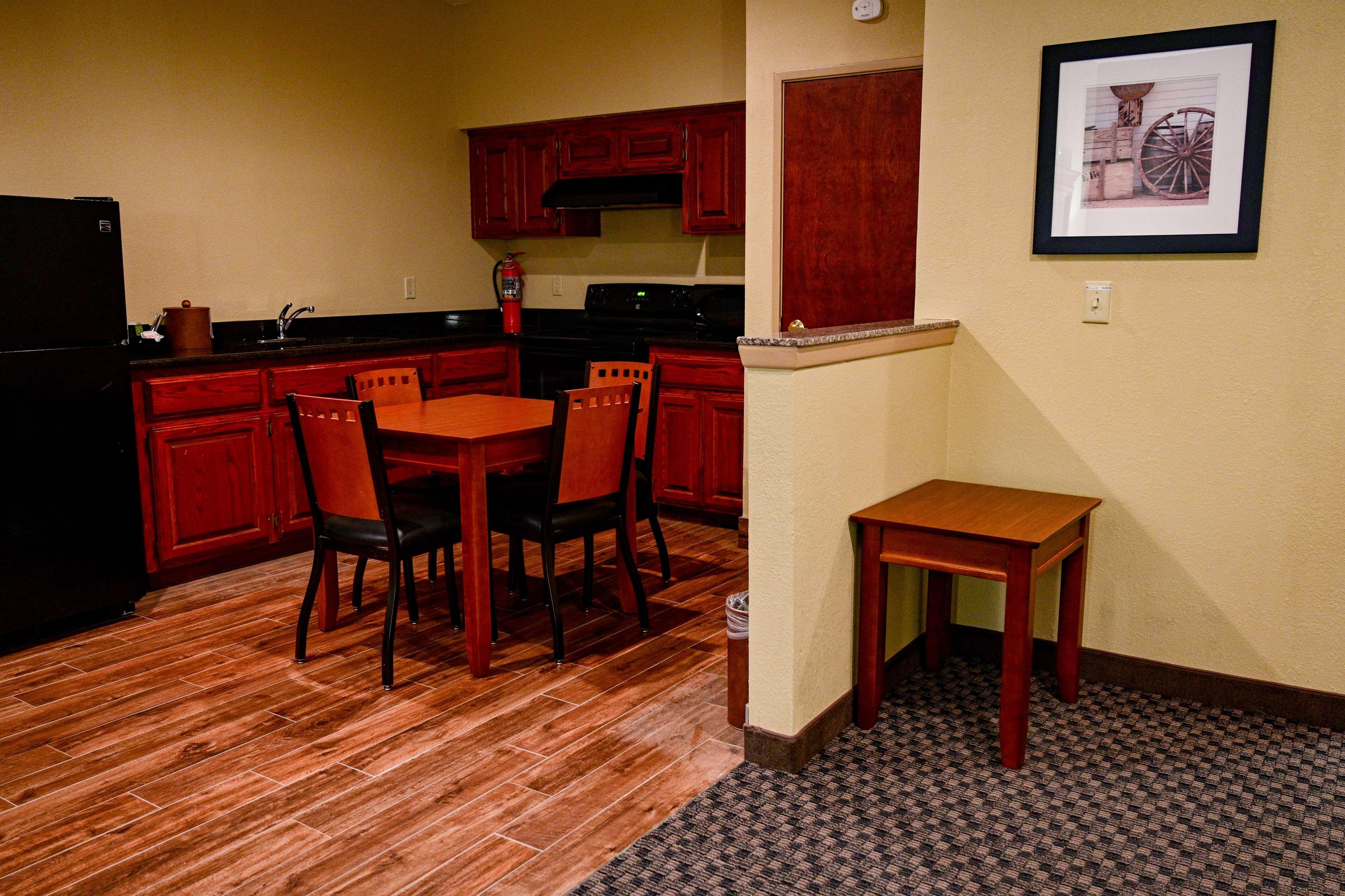 Best Western Plus Shamrock Inn & Suites Exterior photo